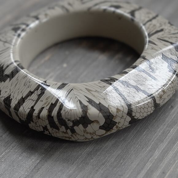 Vintage KJL Kenneth Jay Lane Bangle Bracelet Chunky Snakeskin Black White 1980s - Picture 2 of 12